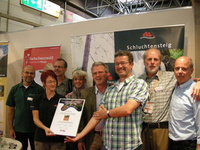 Siegerehrung für den Schluchtensteig auf der Messe Tour NaturDüsseldorf 2011 (Team Schwarzwald mit Manuel Andrack und Michael Sänger)